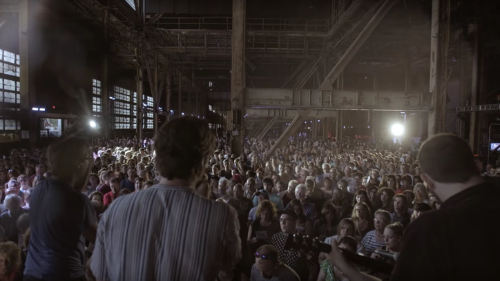 See Rufus Wainwright's Stunning Cover of 'Hallelujah' Backed by 1,500 Singers