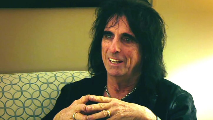 Watch Alice Cooper Remember Ramones Manager, Journalist Danny Fields