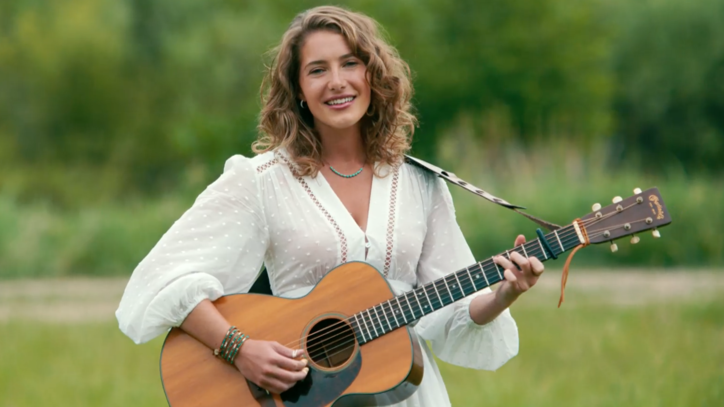 See Zac Brown Tourmate Caroline Jones' Bucolic 'Country Girl' Video