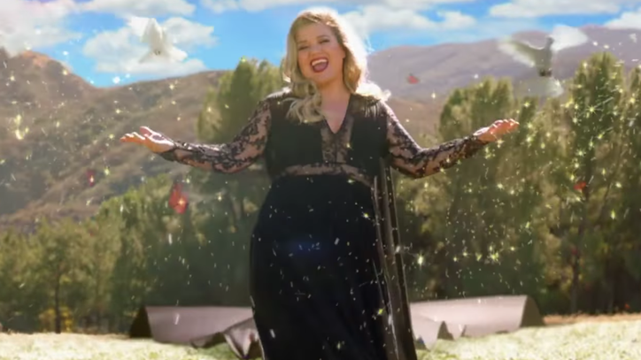 See Kelly Clarkson, Blake Shelton Spoof Country Cliches in 'Voice' Super Bowl Commercial