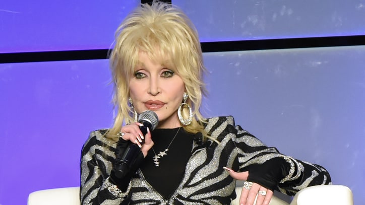 Dolly Parton to Produce Eight New Films for Netflix