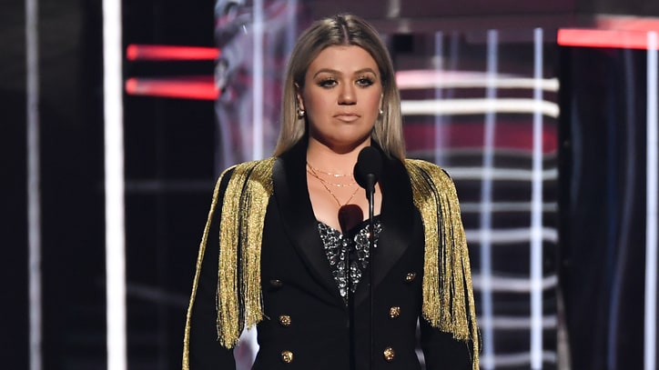 Kelly Clarkson Urges 'Moment of Action' at BBMAs After Texas School Shooting