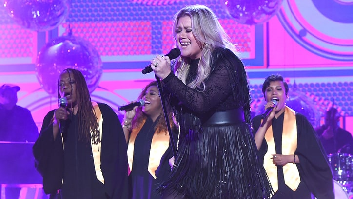 See Kelly Clarkson's Soulful Cover of 'American Woman' at CMT Awards
