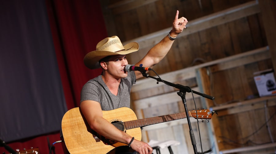 Best Sing-Along Leader: Dustin Lynch