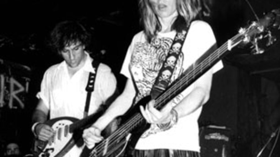 1982 Kim Gordon plugs in