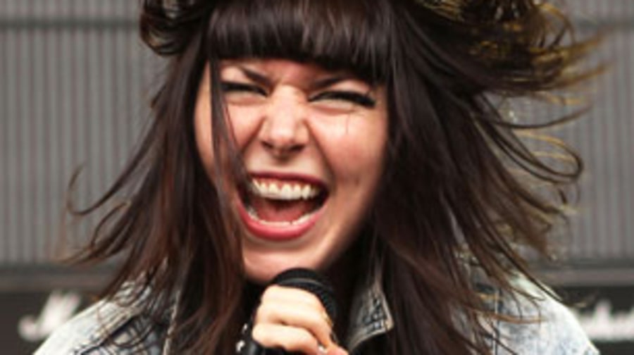 2010 Sleigh Bells crush eardrums