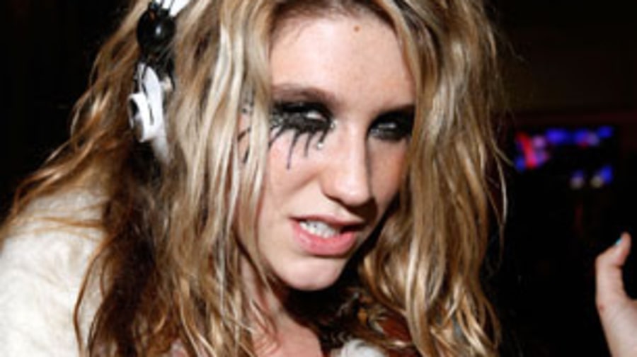 2009 Ke$ha brushes her teeth with Jack Daniels