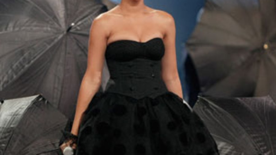 2007 Rihanna opens her umbrella
