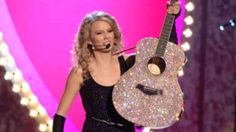 2006 Taylor Swift plays guitar hero