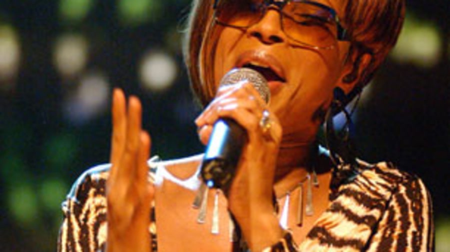 2001 Mary J.Blige brings that beat back