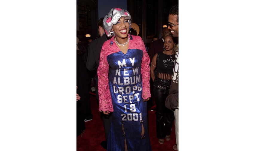 Macy Gray Plugs Her Album Via Dress (2001)