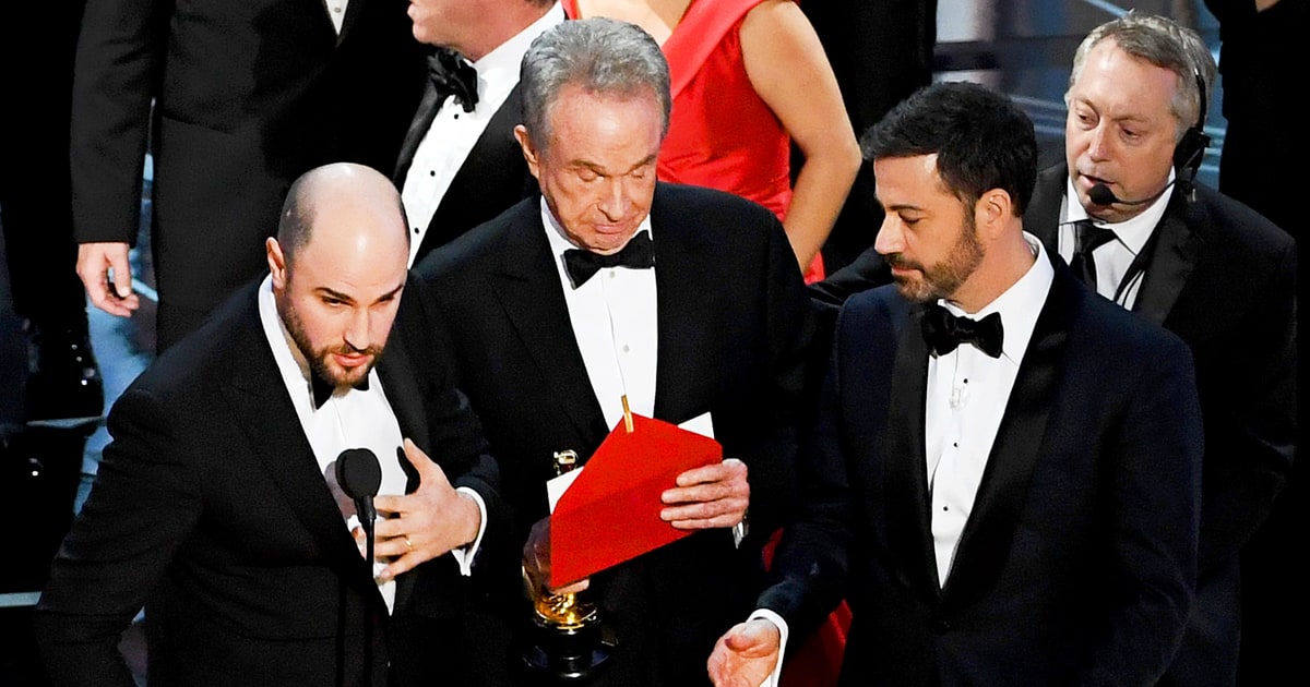 Created at 2017-02-27 12:58 latimes.com Oscars 2017: Twitter Reacts to the 'Moonlight,' 'La La Land' Best Picture Mixup