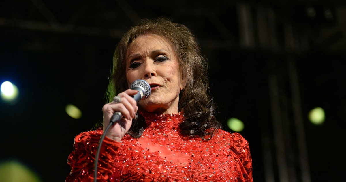 Loretta Lynn Suffers Stroke Postpones Tour Rolling Stone