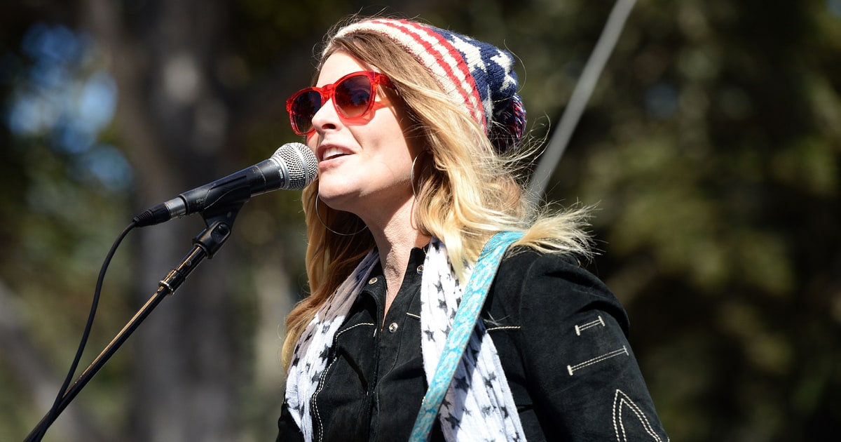 Hear Elizabeth Cook Chris Shiflett On Walking The Floor
