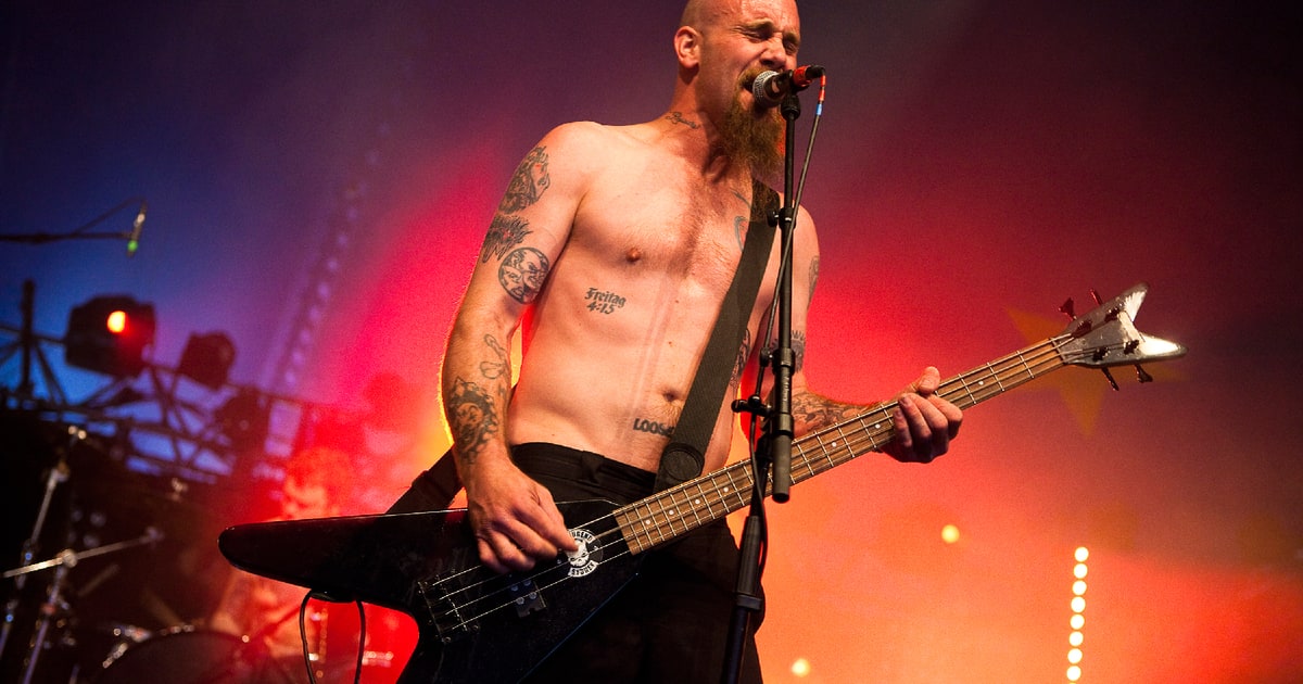 Nick Oliveri Queens Of The Stone Age Nick Oliveri Performs with Queens of the Stone Age for the First Time
