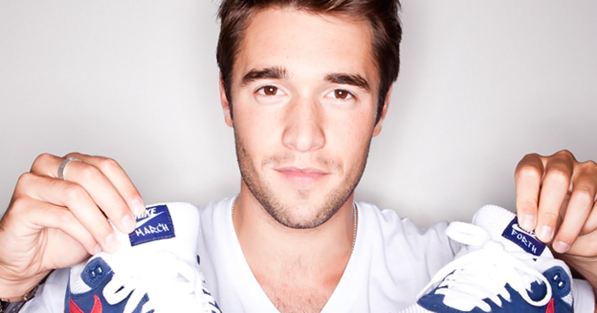 Josh Bowman Tattoo On Finger | josh bowman teases a love square on revenge for season Josh Bowman Tattoo On Finger | josh bowman teases a love square on revenge for season