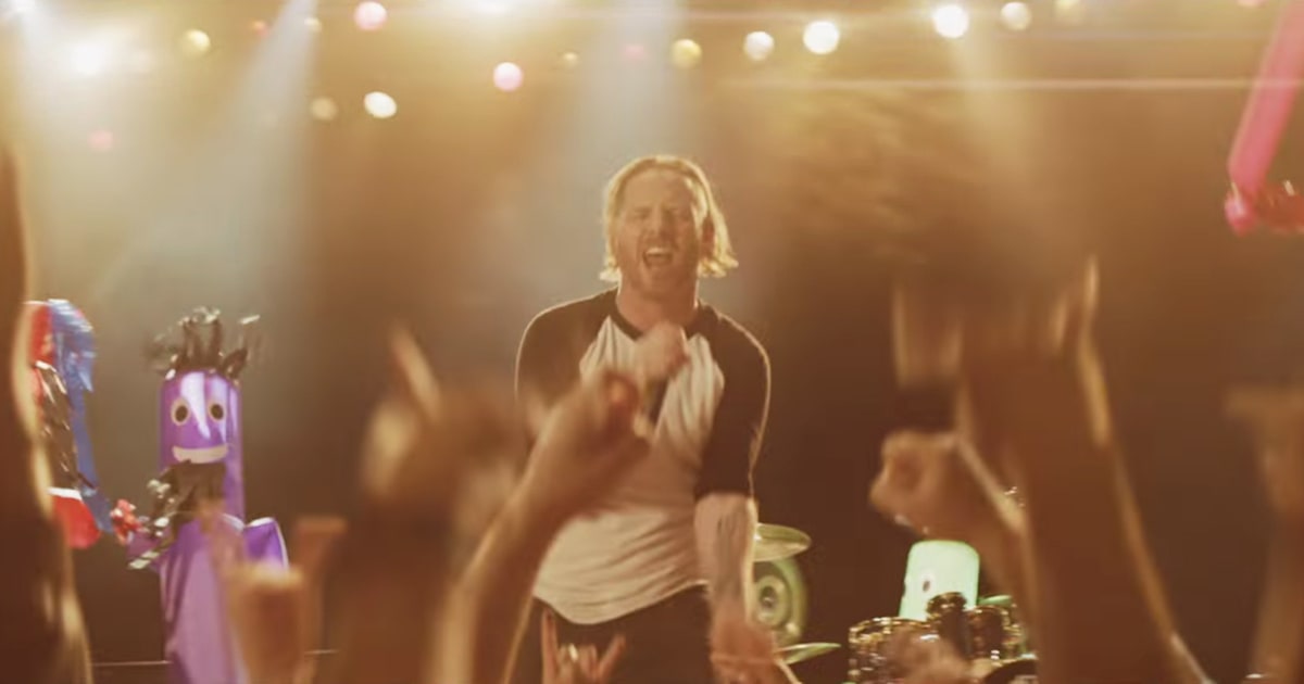 See Stone Sour Play New Song 'Fabuless' for Inflatable ...