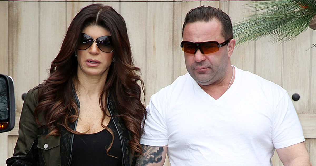 Joe Giudice Kisses Teresa Giudice Before Reporting to Prison Photos